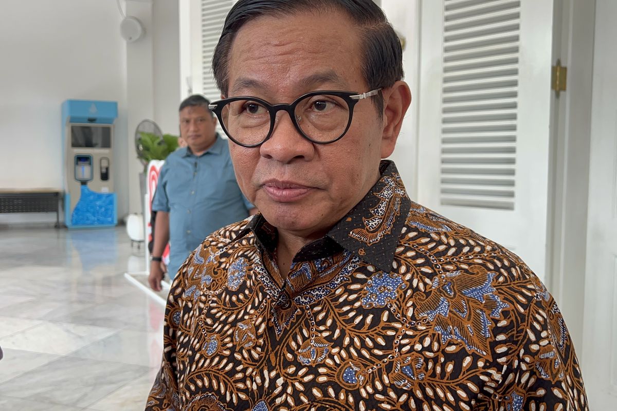 Gubernur DKI Pramono Anung Minta Baliho dan Bendera Partai yang Berserakan Segera Dibersihkan