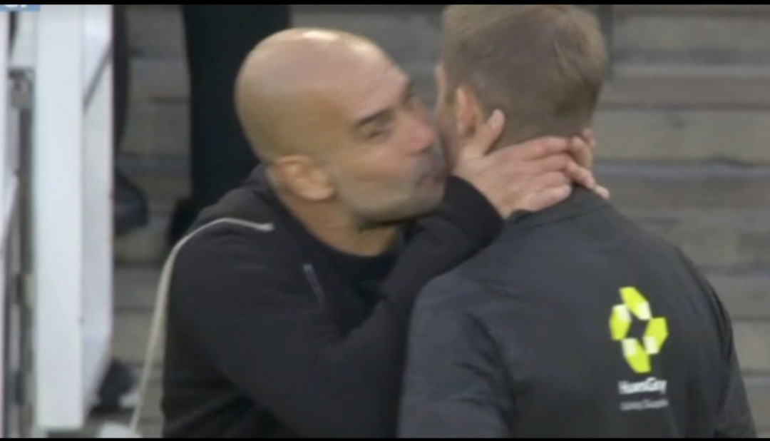 Aneh! Pep Guardiola Coba Cium Wasit Keempat di Pinggir Lapangan