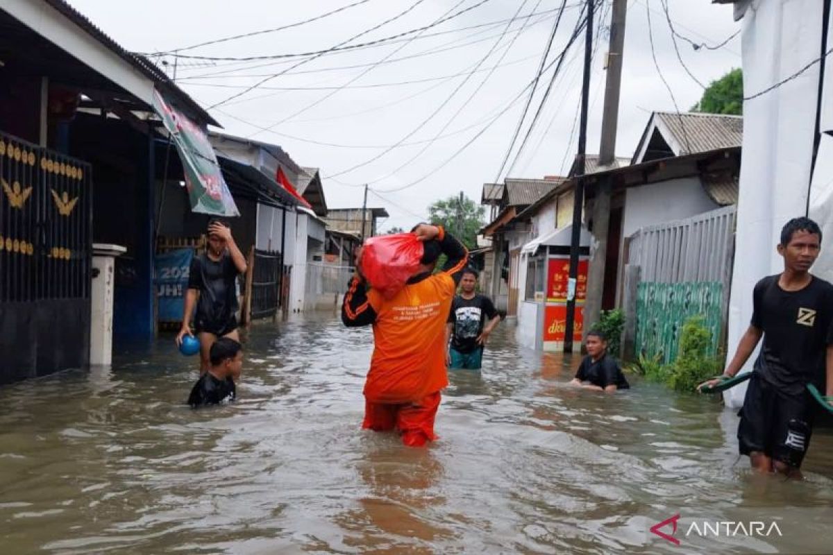 Banjir Setinggi Satu Meter Kepung Cakung Barat, Warga Desak DPRD dan Pemprov Bertindak