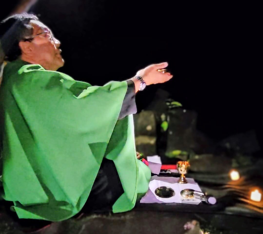 Aroma Wangi Bunga dan Cahaya Langit Terang Iringi Misa Gunung Padang