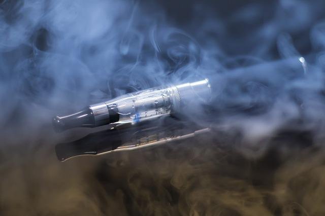 Lebih Bahaya Mana Vape atau Rokok? Begini Penjelasannya