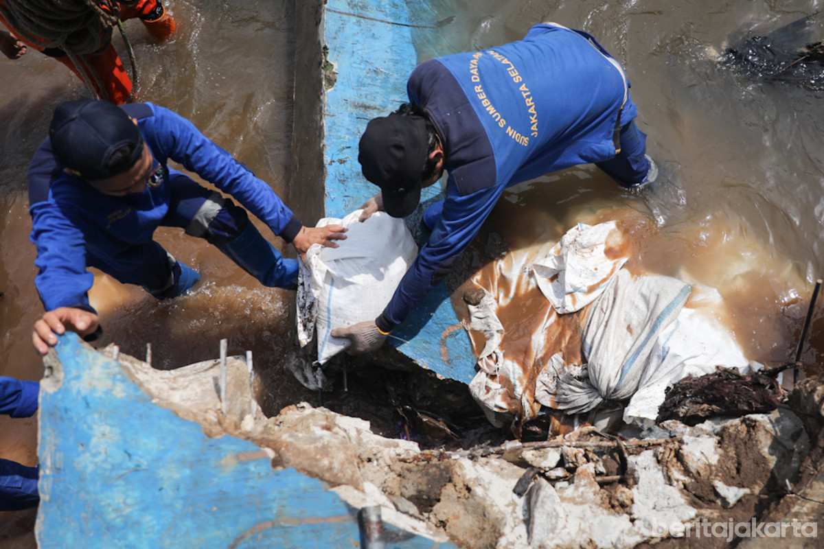 Dinas SDA Gercep Perbaiki Titik Tanggul yang Roboh dan Longsor di Jakarta Selatan