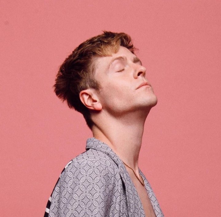 Lirik Lagu Smile oleh Johnny Stimson Beserta Terjemahnya