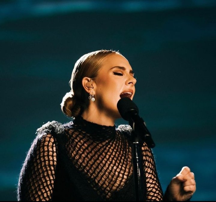 Lirik Lagu Berserta Terjemahan ' Love In The Dark ' || By : Adele ||