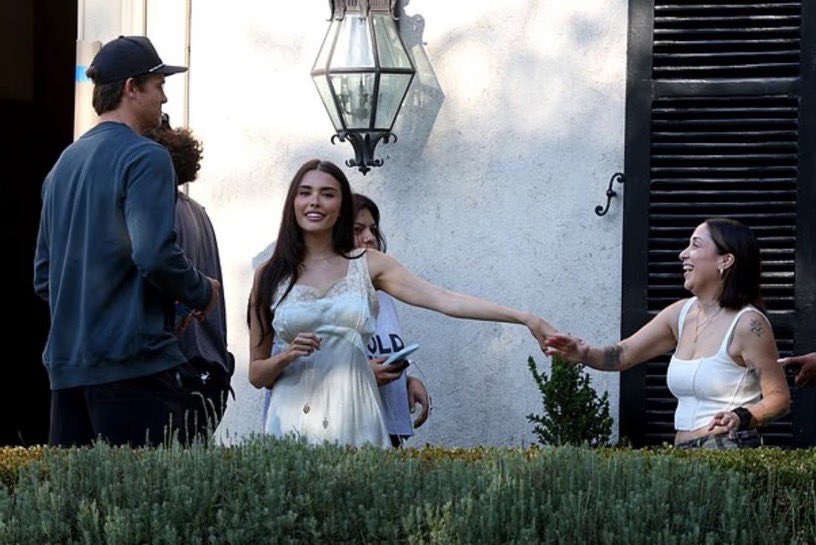 Bintang NFL Justin Herbert Dirumorkan Pacaran dengan Madison Beer