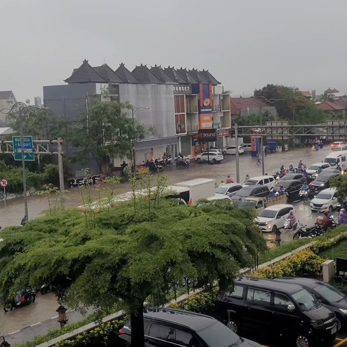 Ajaib, Menpar Sebut Banjir Bali Tak Pengaruhi Pariwisata