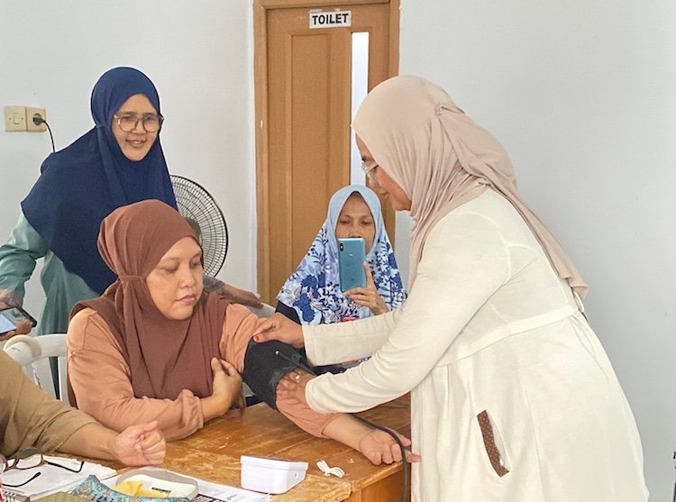 Pendampingan Skrinning Hipertensi ke Kader Mawar 14 Sukatani