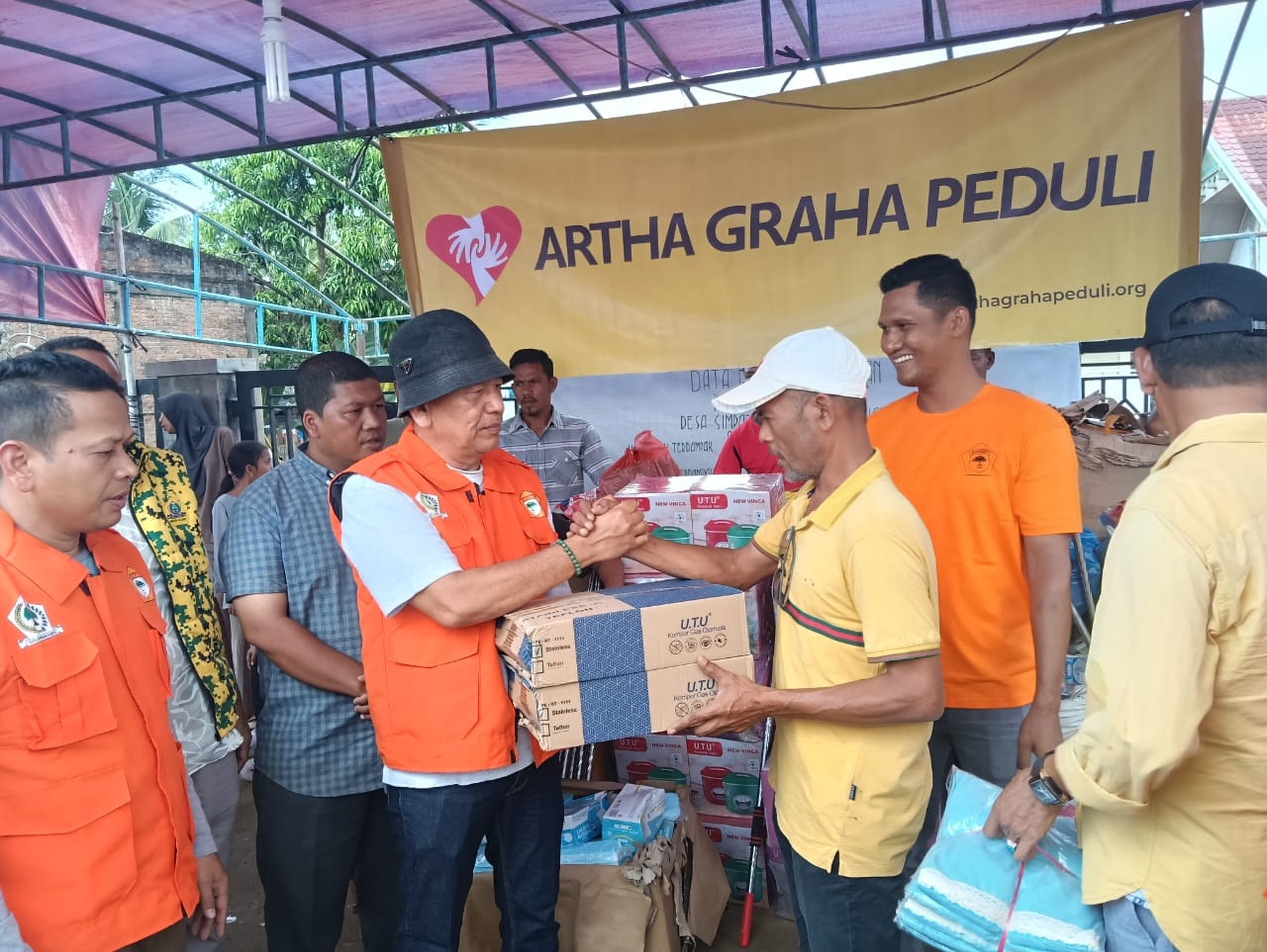 Kosgoro dan Artha Graha Peduli Salurkan Bantuan Banjir di Aceh