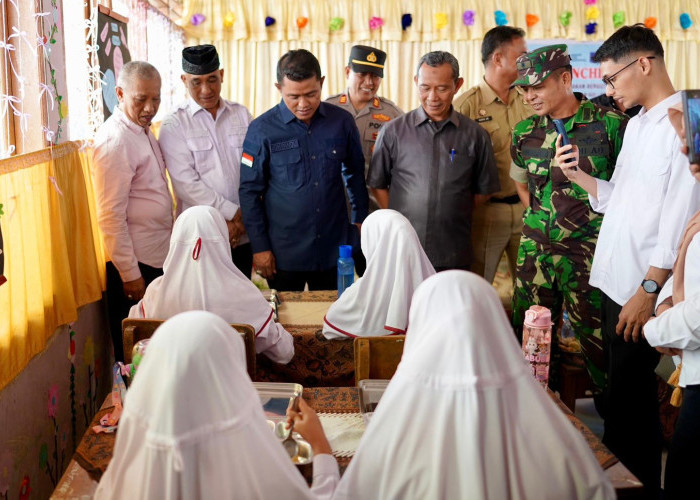 Saat Murid SD di Solok Menikmati Makan Bergizi Gratis dengan Lahap 