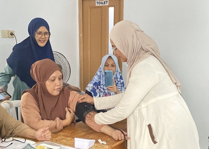 Pendampingan Skrinning Hipertensi ke Kader Mawar 14 Sukatani