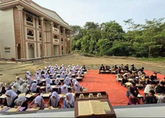 Bersyukur dalam Kebersamaan, Berbagi Bubur, dan Ngaji Kitab di Desa Muara II