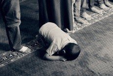 12 Tata Cara Salat Lima Waktu yang Benar dan Lengkap 