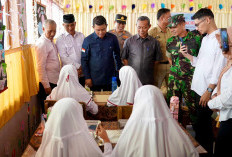Saat Murid SD di Solok Menikmati Makan Bergizi Gratis dengan Lahap 